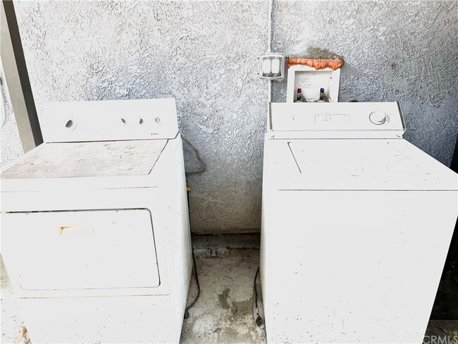 Laundry washer & dryer machines - 5820 Calvin Ave