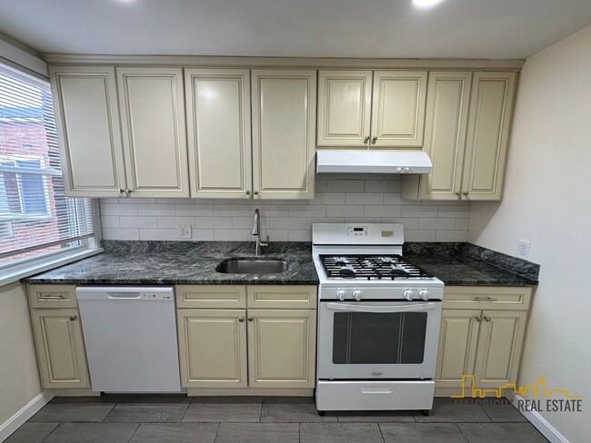 Primary Photo - 194 Kelton St
