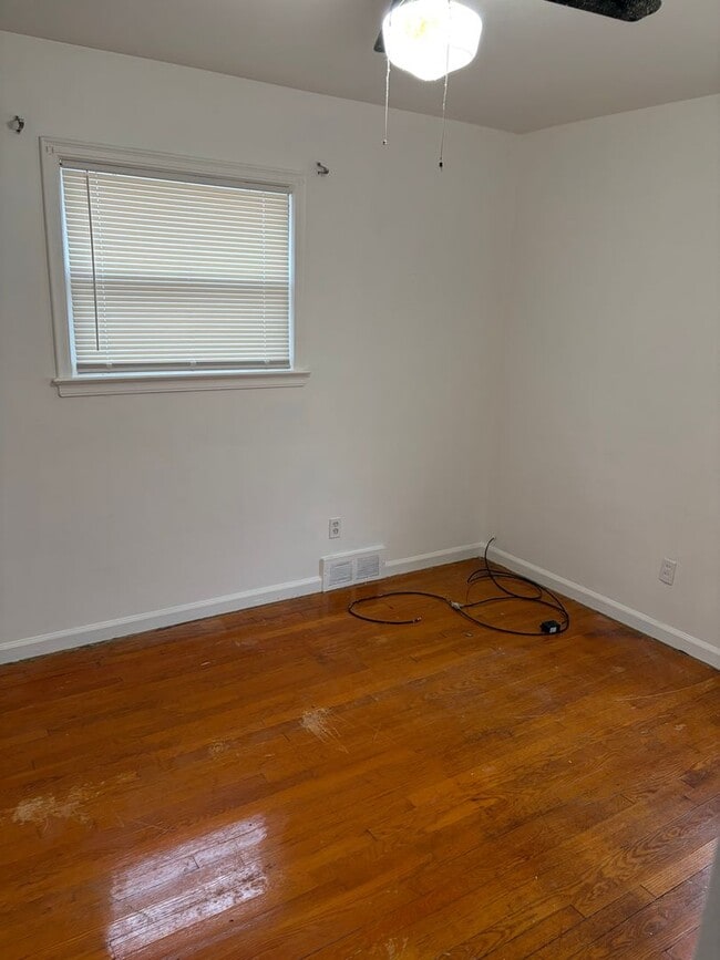 Building Photo - 3 bedroom 1 bath Ranch with basement