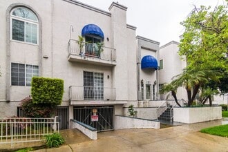 Building Photo - PRIME LOCATION FOR 2 BEDROOM/2.5 BATHROOM ...