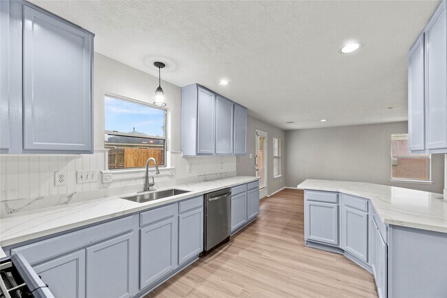 Building Photo - 7606 Hillsdale Park Ct