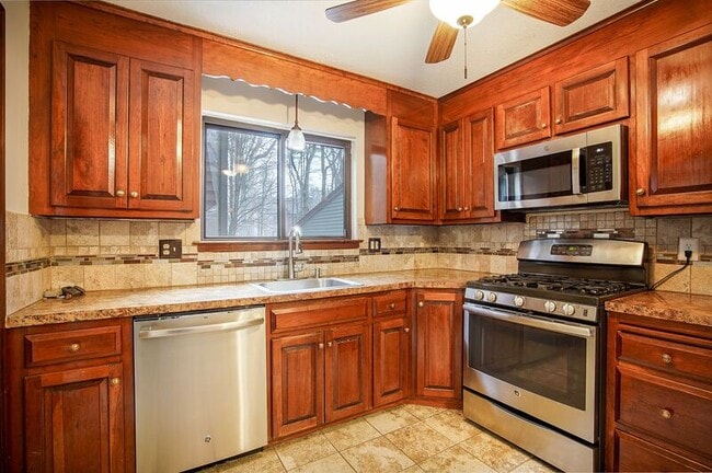 Building Photo - 155 Wynwood Dr