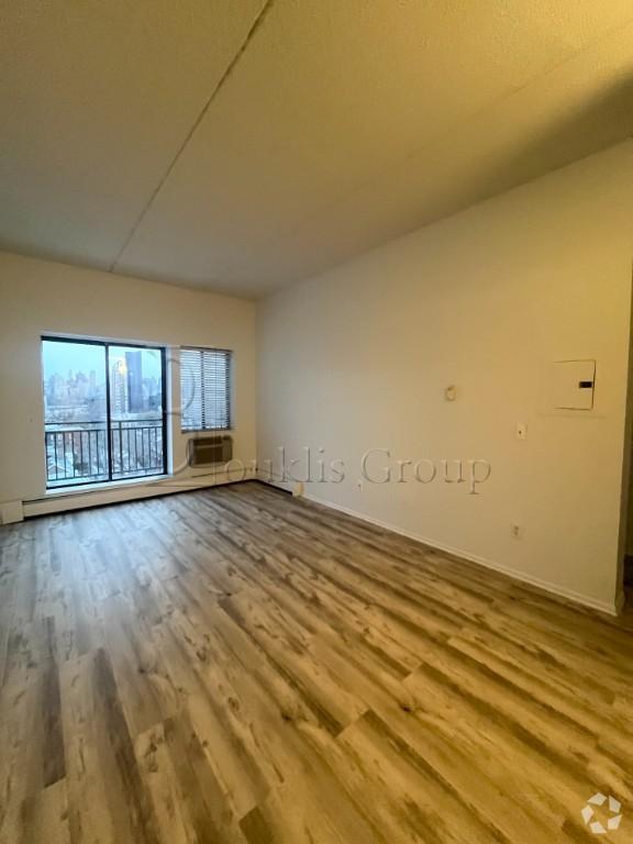 Building Photo - 1 bedroom in Astoria NY 11106