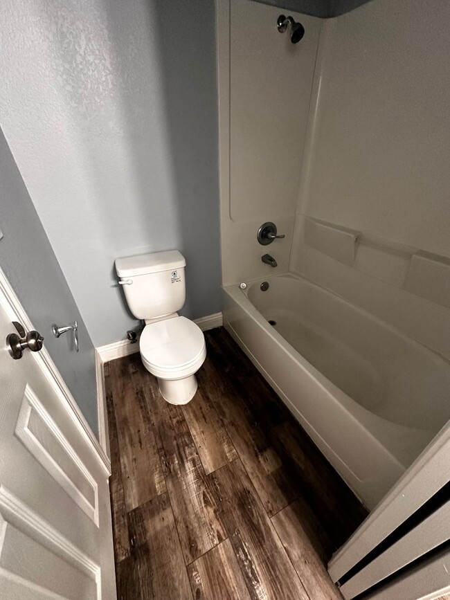 Building Photo - 3 Bedroom 1.5 Bathroom Condominium For Rent