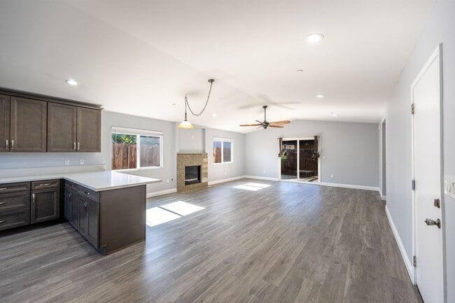 Building Photo - Large 3bd/2ba Detached House with Garage and AC!