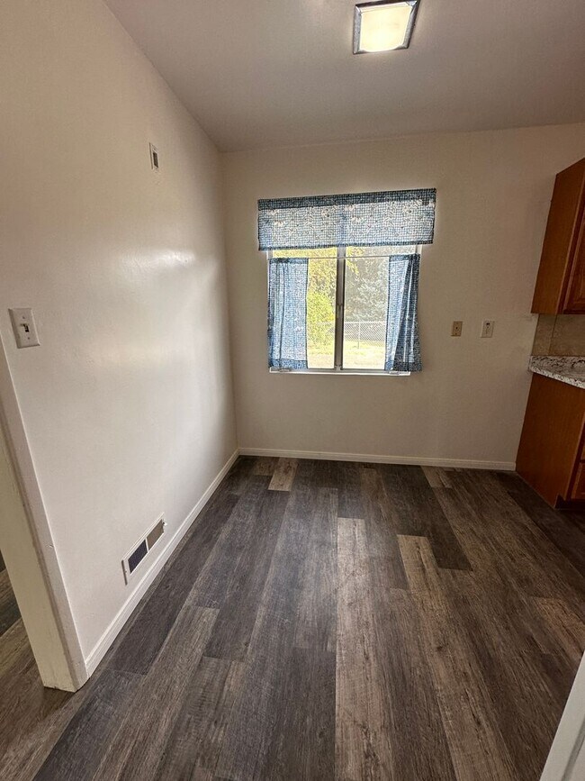 Building Photo - Three bedroom, one bath, downtown Bishop
