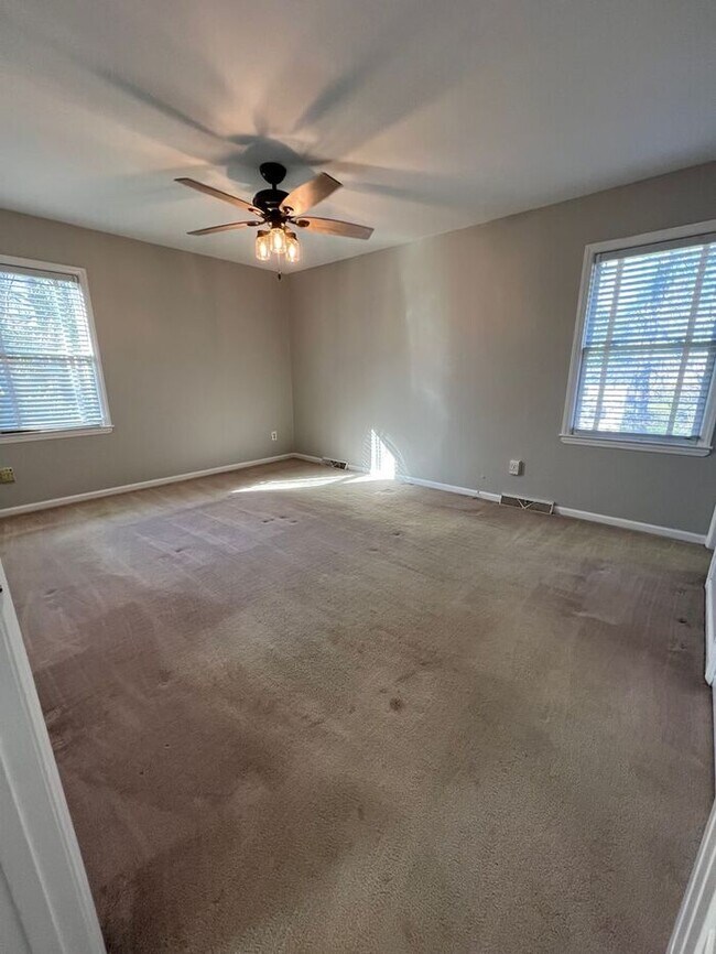 Building Photo - Wonderful 3 Bedroom Split Level Home In Sa...
