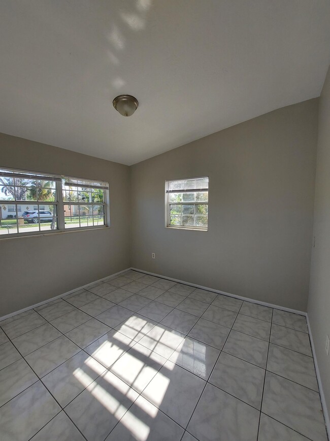 Building Photo - 35 Roanoke Dr