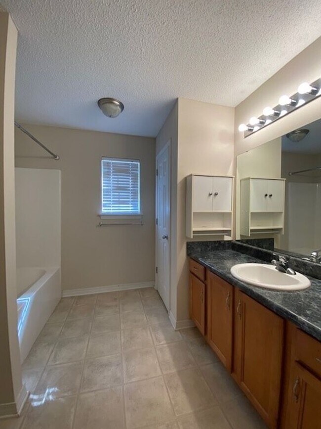 Building Photo - 3 Bedroom Home in a Great Daphne Neighborhood
