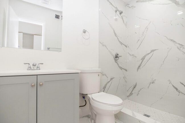 Building Photo - 924 NW 11th Ct