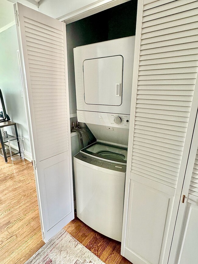 Building Photo - 4932 Lindenwood Ave