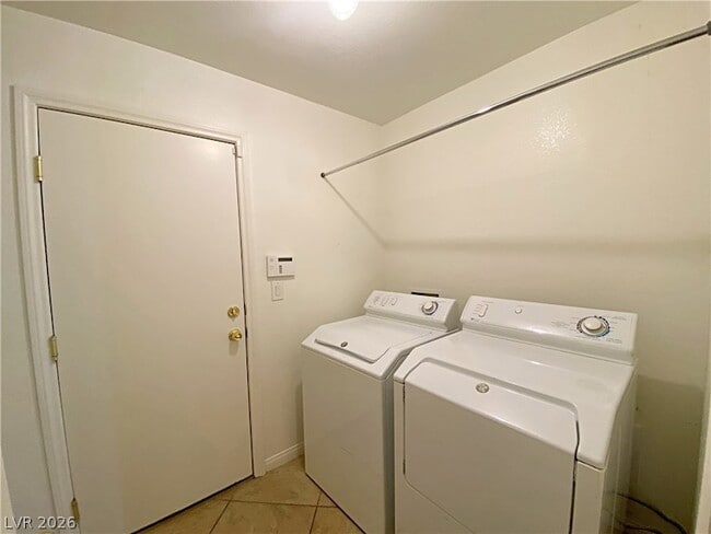 Building Photo - 6496 Robusta Ct