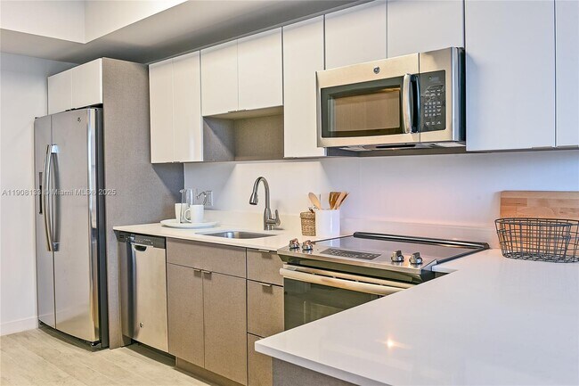 Building Photo - 321 NE 26th St