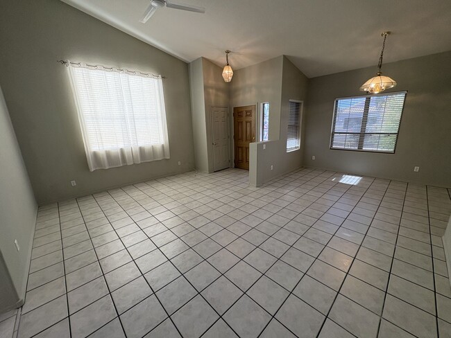 Building Photo - Great eastside location Pet friendly