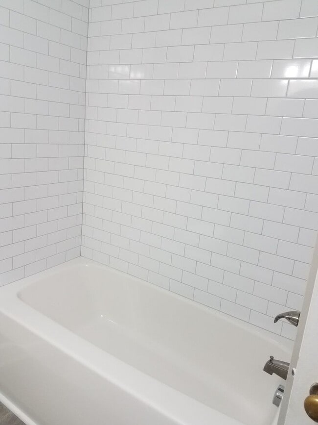 Building Photo - 5 BR Near ODU!