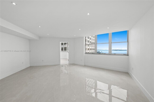 Building Photo - 999 Brickell Bay Dr