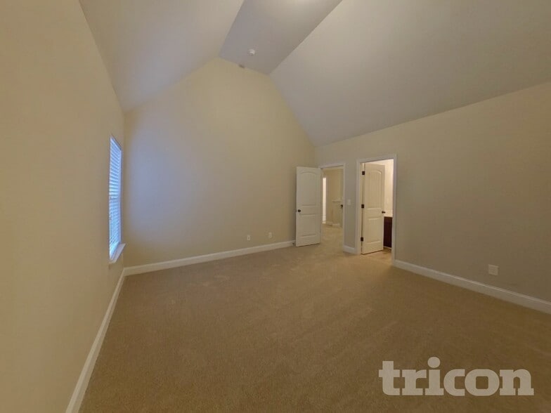 Building Photo - 910 Southfork Dr