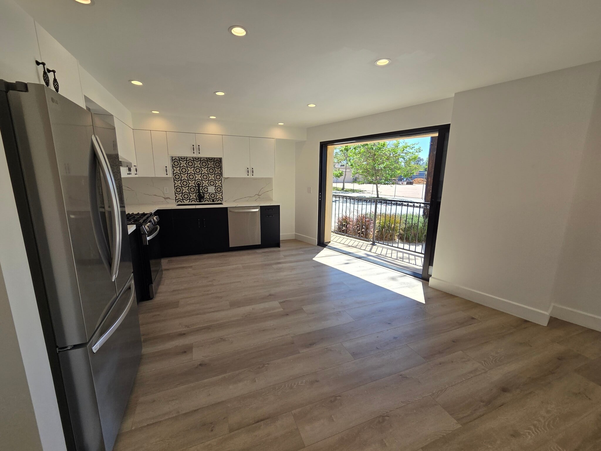 Building Photo - 854 S Sycamore Ave