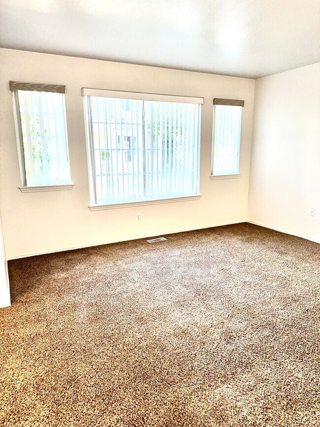 Building Photo - Love where you live in this 2 bedroom 2 bathroom 1st floor apartment!