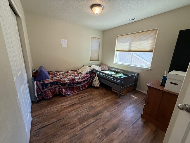 Building Photo - Fantastic 3 Bed/2.5 Bath Single Family Home in SE Bend
