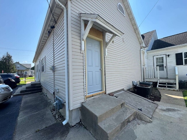 Building Photo - 1 Bedroom • 1 Bathroom Duplex