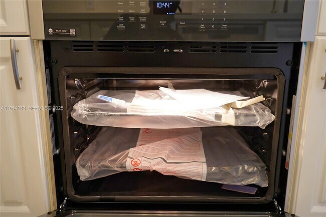 Building Photo - 848 Brickell Key Dr