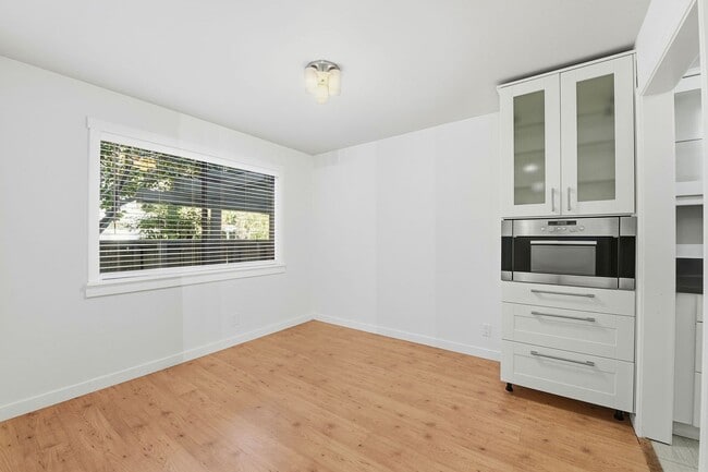 Building Photo - Hidden Gem at Saratoga Creekside – End Unit with Yard