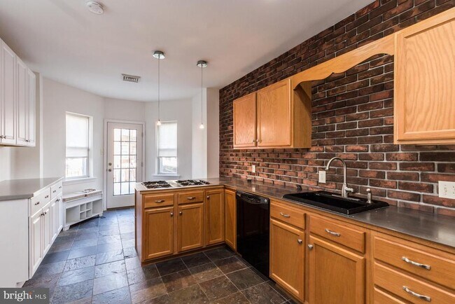 Primary Photo - 4435 Sansom St