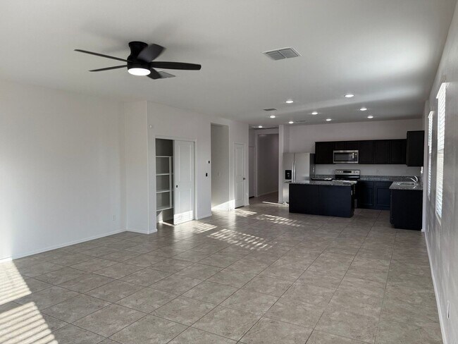 Building Photo - 1086 W Avalon Canyon Dr