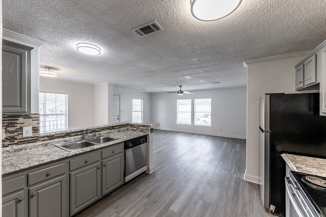 Building Photo - 134 Varsity Dr