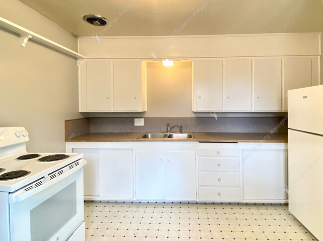 Building Photo - Centrally Located 2BR - 2BA Duplex in the ...