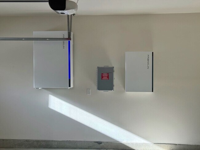 Building Photo - LIVE IN A NEW HOME!