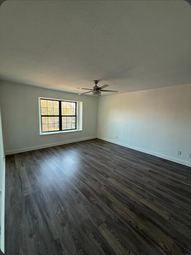 Building Photo - 4444 Victory Dr