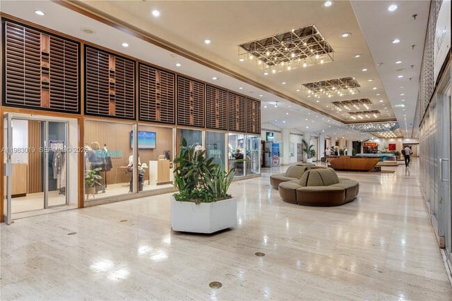 Building Photo - 825 Brickell Bay Dr