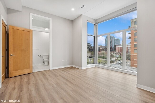 Building Photo - 939 W Madison St