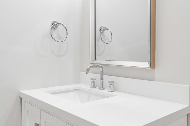 Building Photo - 1810 N Wells St