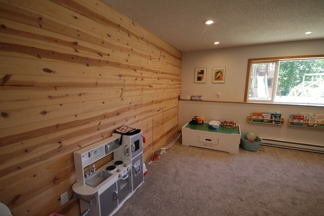 Building Photo - Spacious 5-bedroom, 3-bathroom modern home...