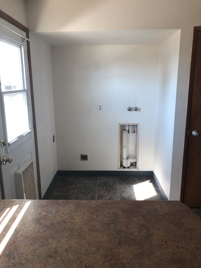 Building Photo - 3 Bedromm, 2 Bathroom Duplex!