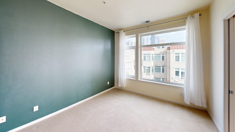 Building Photo - 2000 Alaskan Way