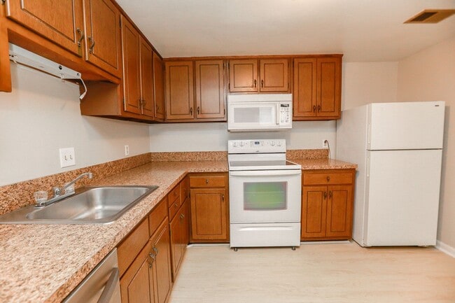 Building Photo - Spacious Townhome Updated Throughout!