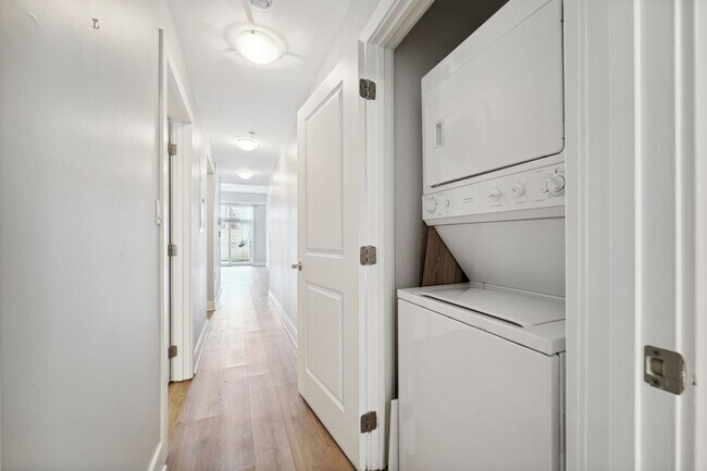 Building Photo - Available for a 9/1 Lease Start! 1 Bedroom...