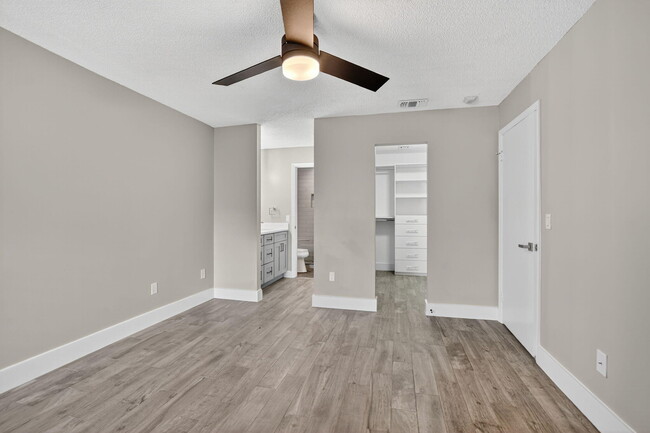 Building Photo - 400 Club Cir
