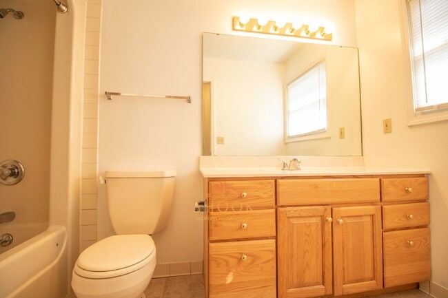 Building Photo - LARGE TOWNHOME CLOSE TO CAMPUS - LOTS OF S...