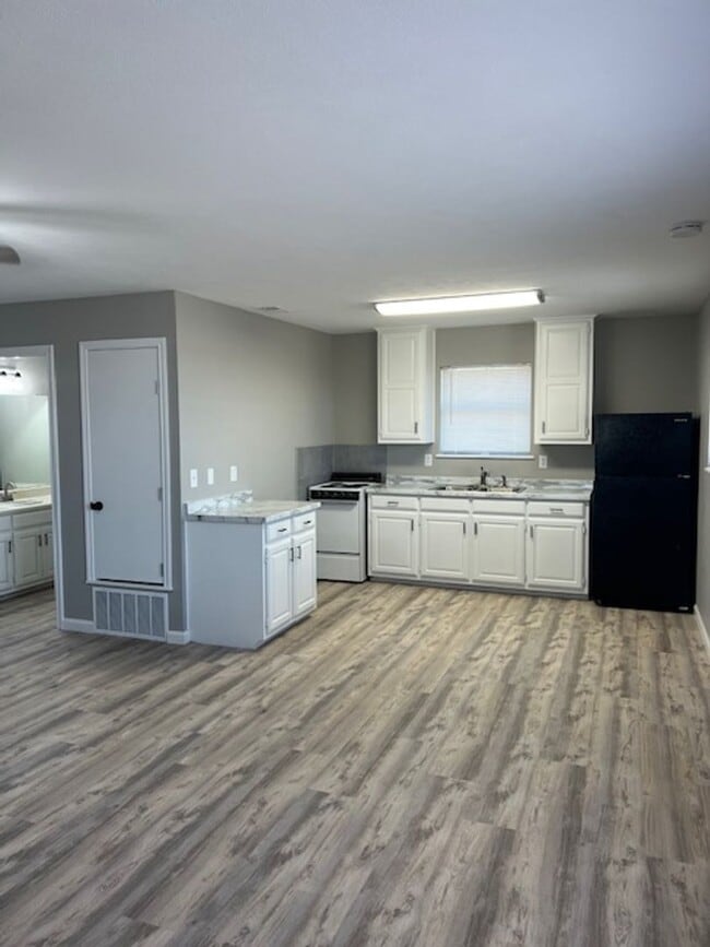 Building Photo - Recently remodeled 1/1 in the country. Horse stall available.