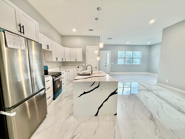 Building Photo - 660 NE Moss Rose Pl