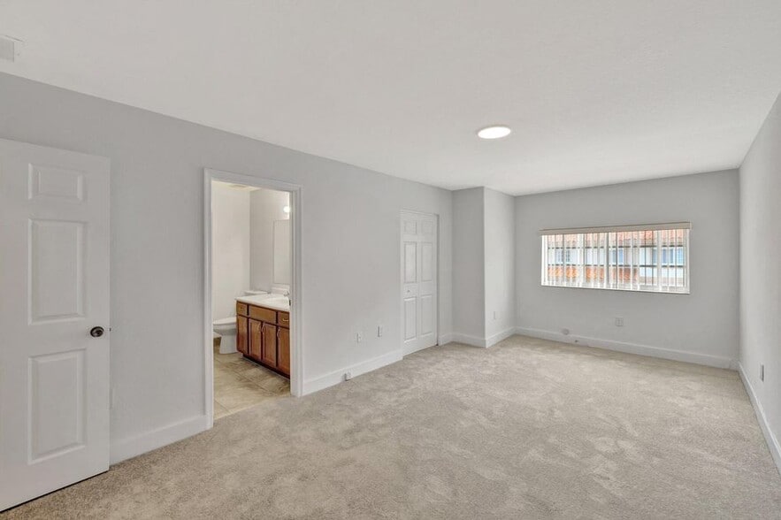 Building Photo - 3055 Riverside Dr
