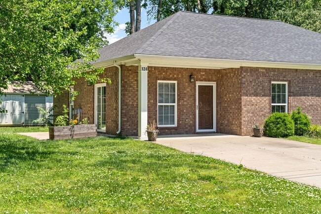 Building Photo - Cute Duplex in the Heart of Pembroke !!