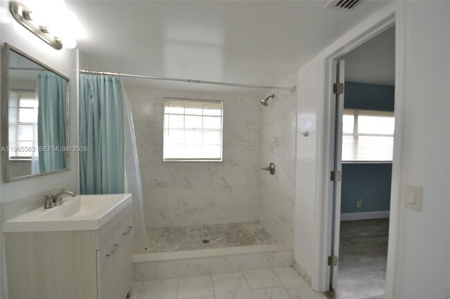 Building Photo - 5040 SW 13th St