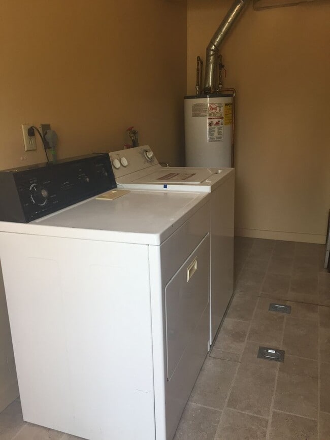 Building Photo - 2BD/1BA Rustic Home Near Campus