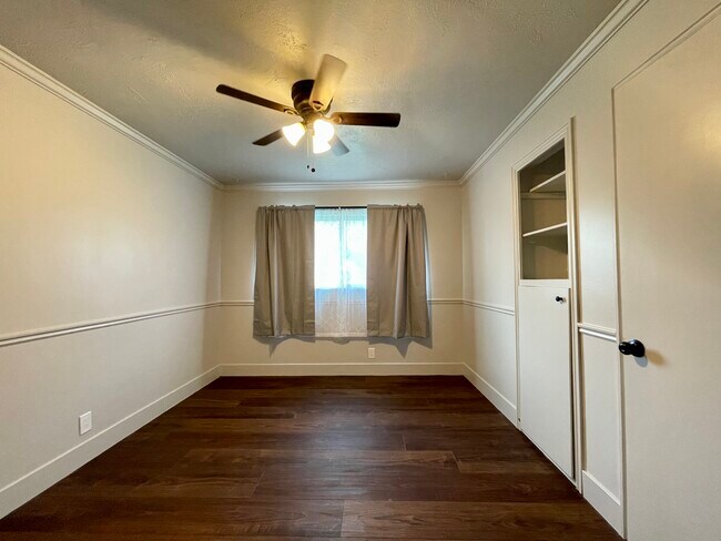 Building Photo - 325 W Center St